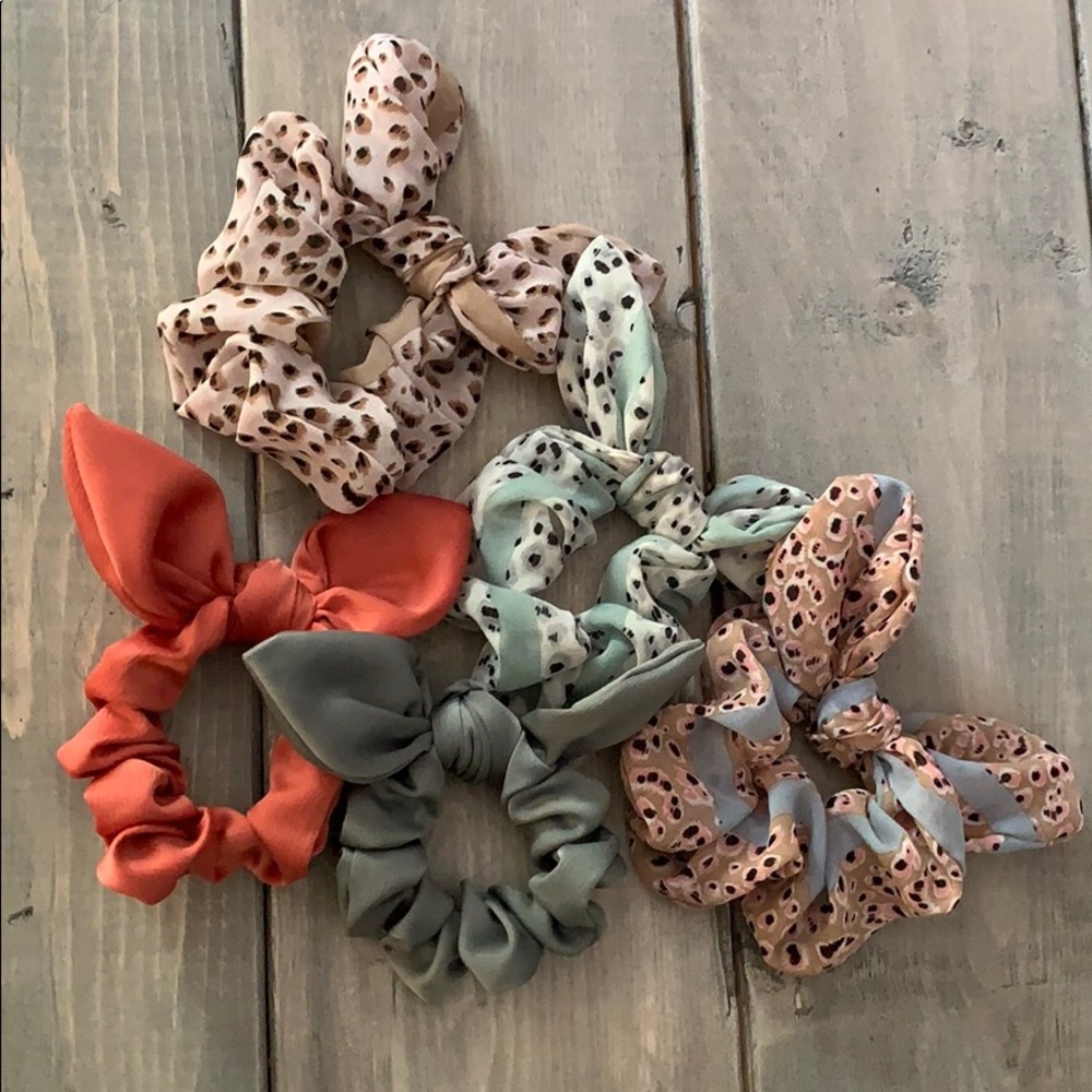 NWOT 4/25$ Anthropologie scrunchie set